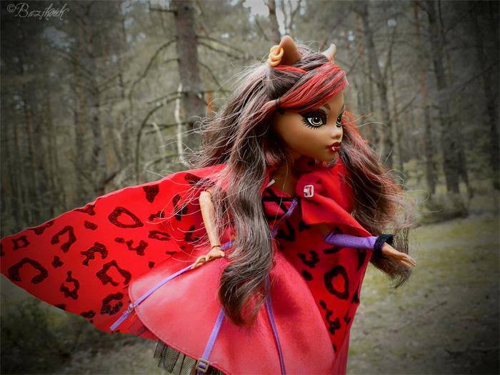 Clawdeen Wolf v lese